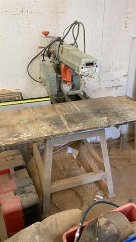 Zaagmachine afkortzaag met aanvoerband DeWalt