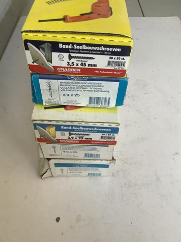 Diversen bandschroeven diverse dozen
