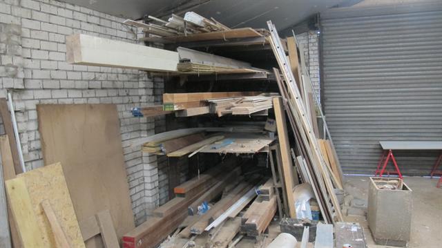 Diversen complete houtvoorraad o.a. 2 kuub kozijnhout