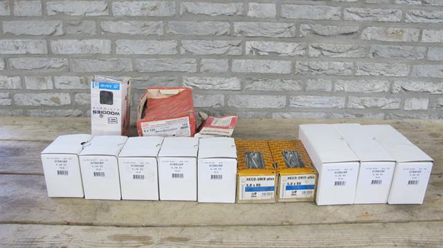 Diversen diverse dozen met schroeven / 14 dozen