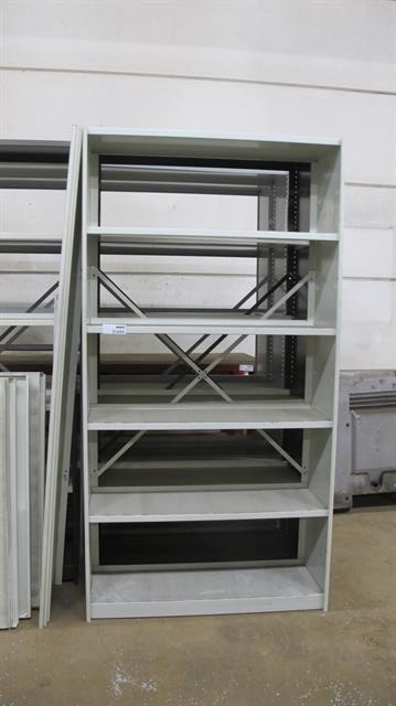 Werkplaats toebehoren kasten van metaal met legplanken