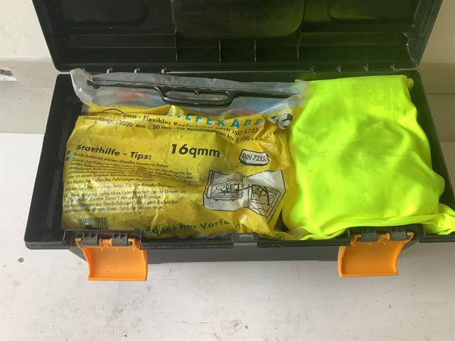 Diversen koffer met diverse inhoud voor auto