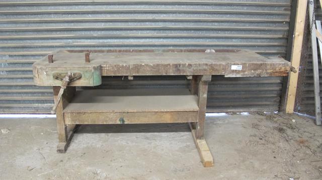 Werkplaats toebehoren werkbank van hout met bankschroef