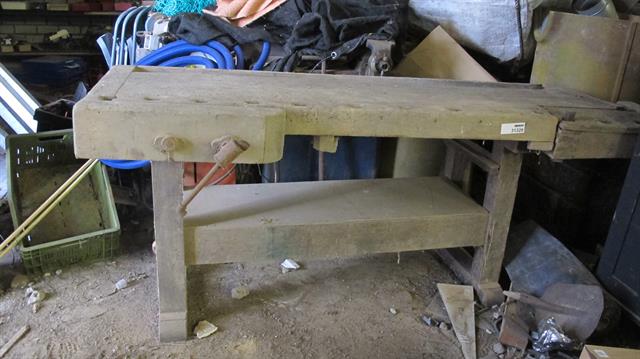 Werkplaats toebehoren werkbank van hout met bankschroef