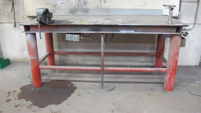 Werkplaats toebehoren werkbank van metaal met bankschroef