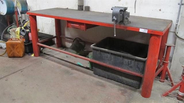 Werkplaats toebehoren werkbank van metaal met bankschroef